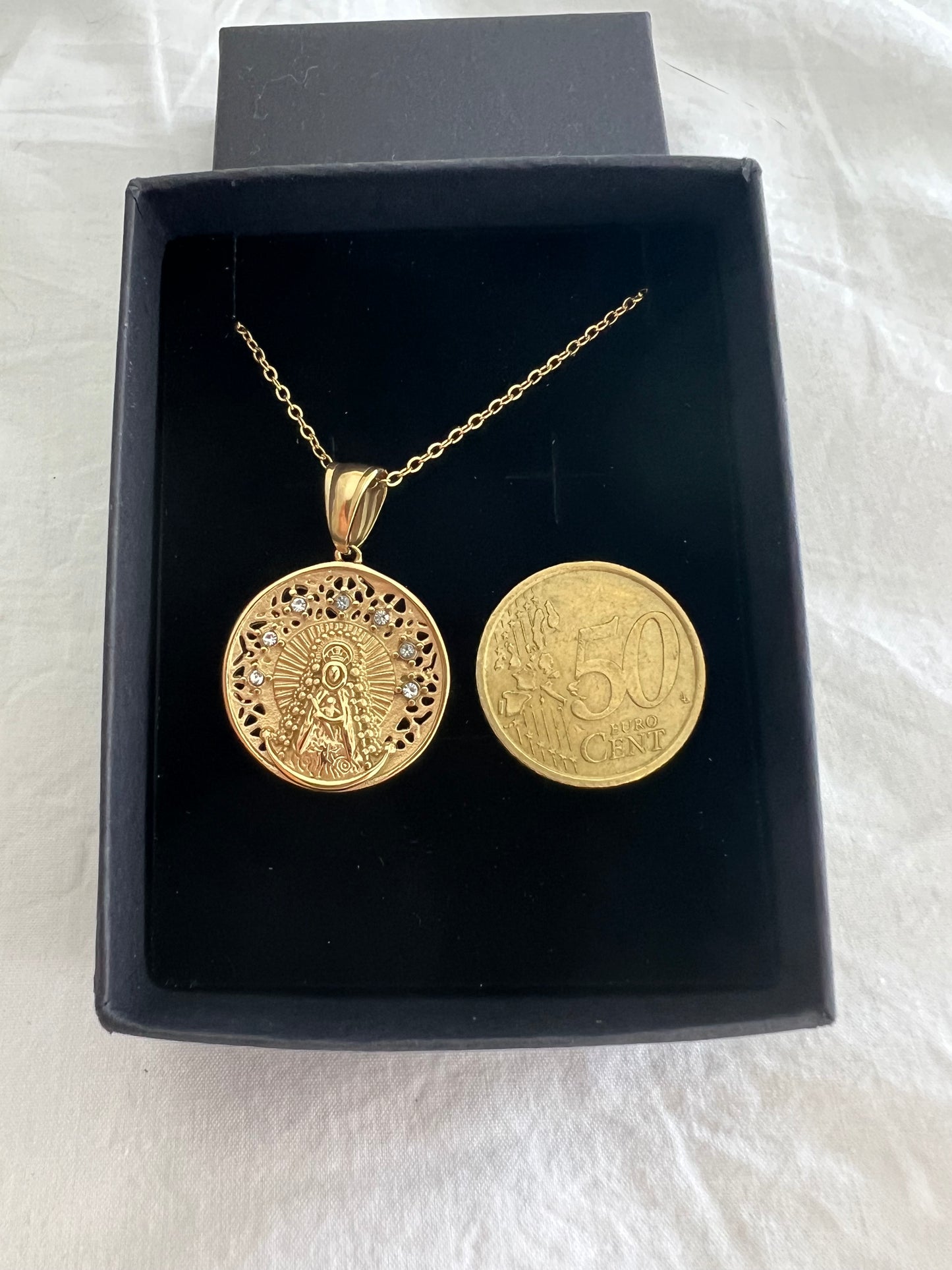 Medalla Virgen del Rocío calada con circonitas