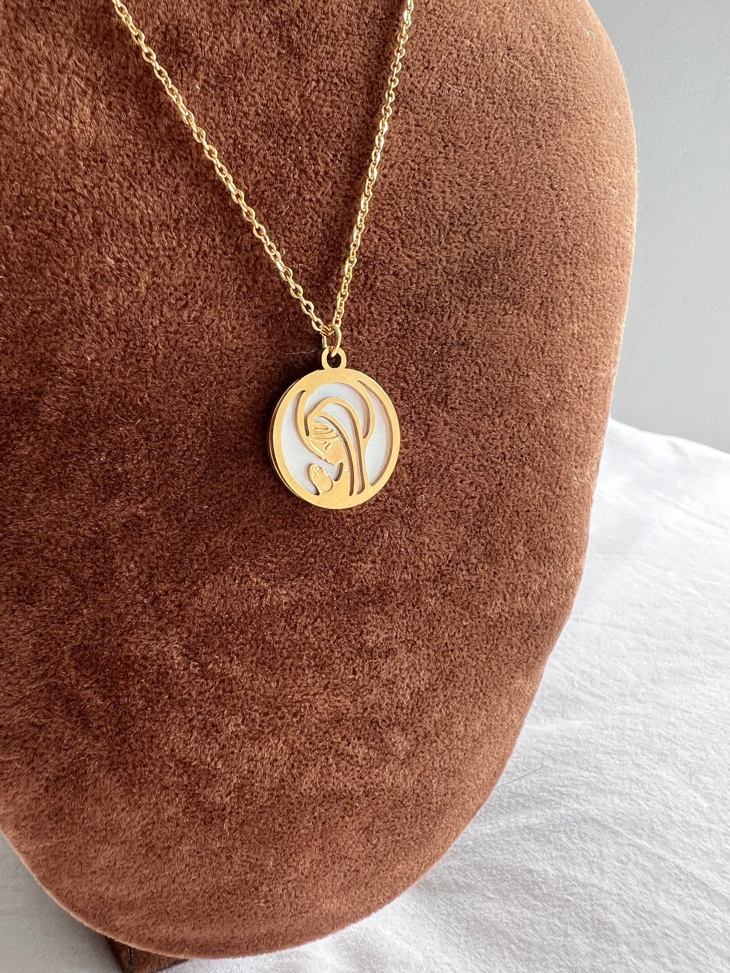 Medalla Virgen Niña acero y nácar