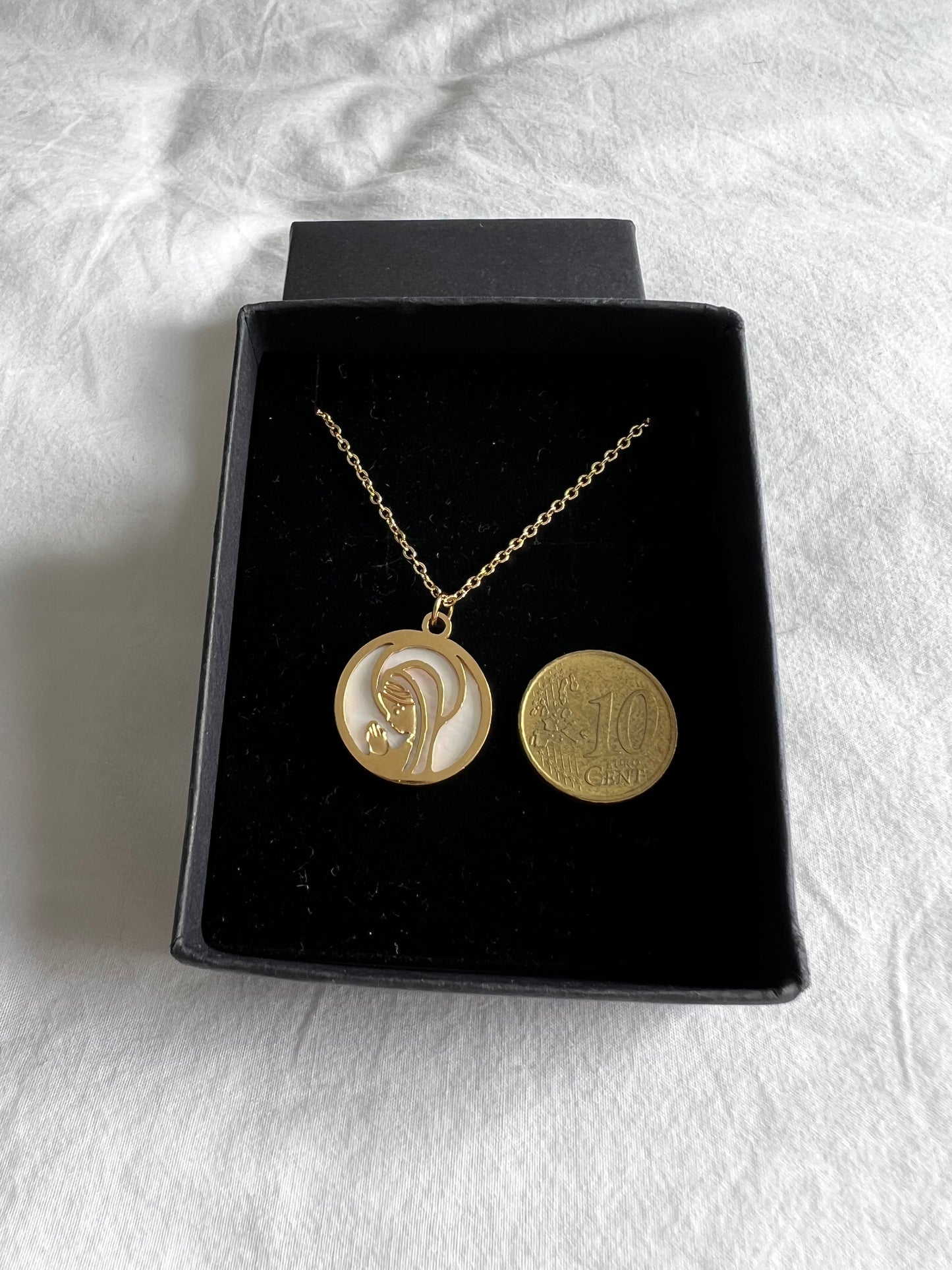Medalla Virgen Niña acero y nácar