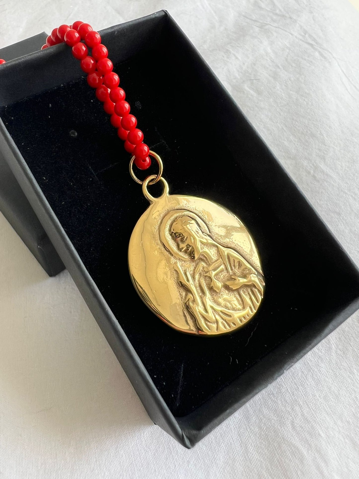 Collar coral con Medalla Escapulario