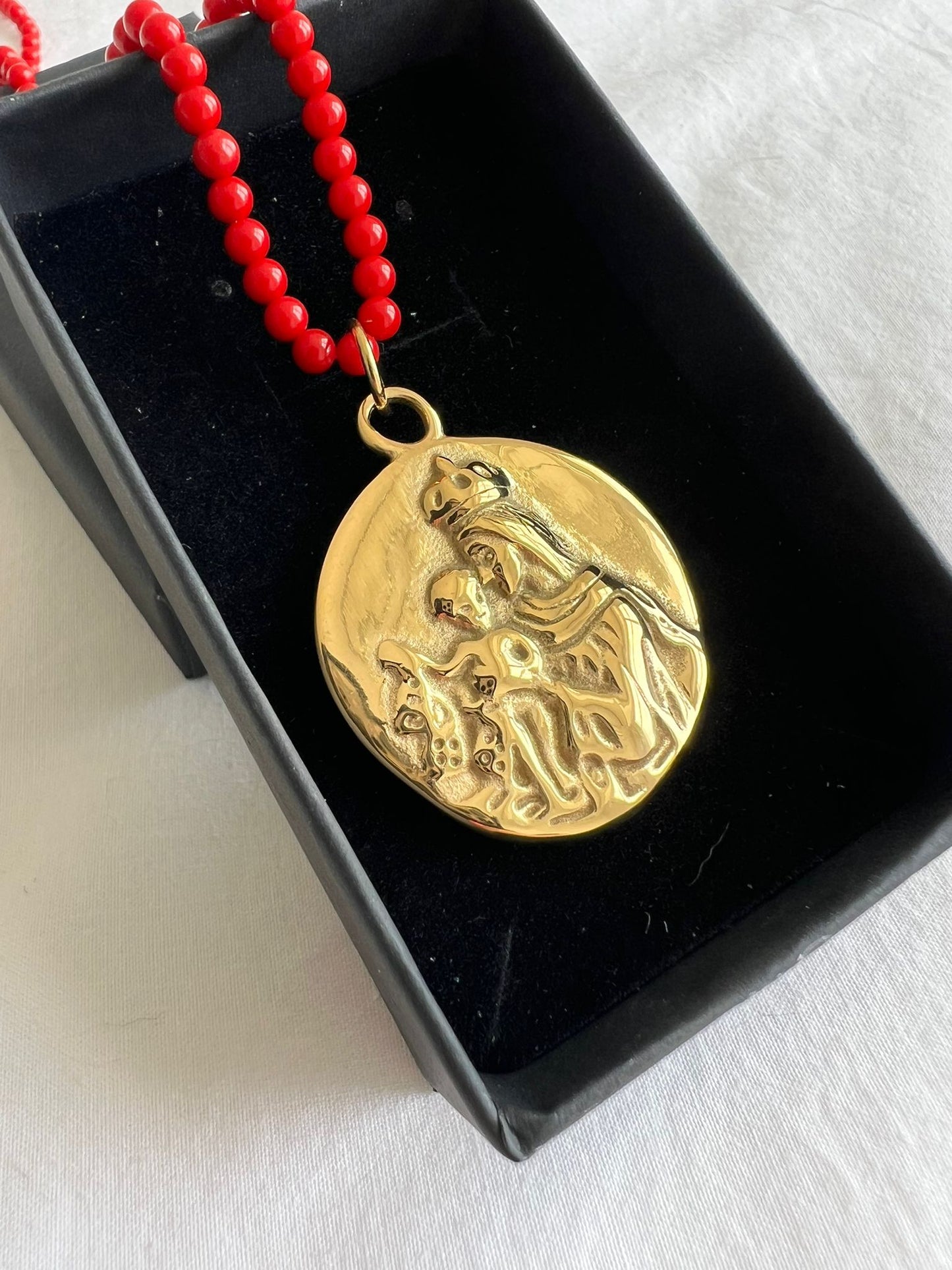Collar coral con Medalla Escapulario
