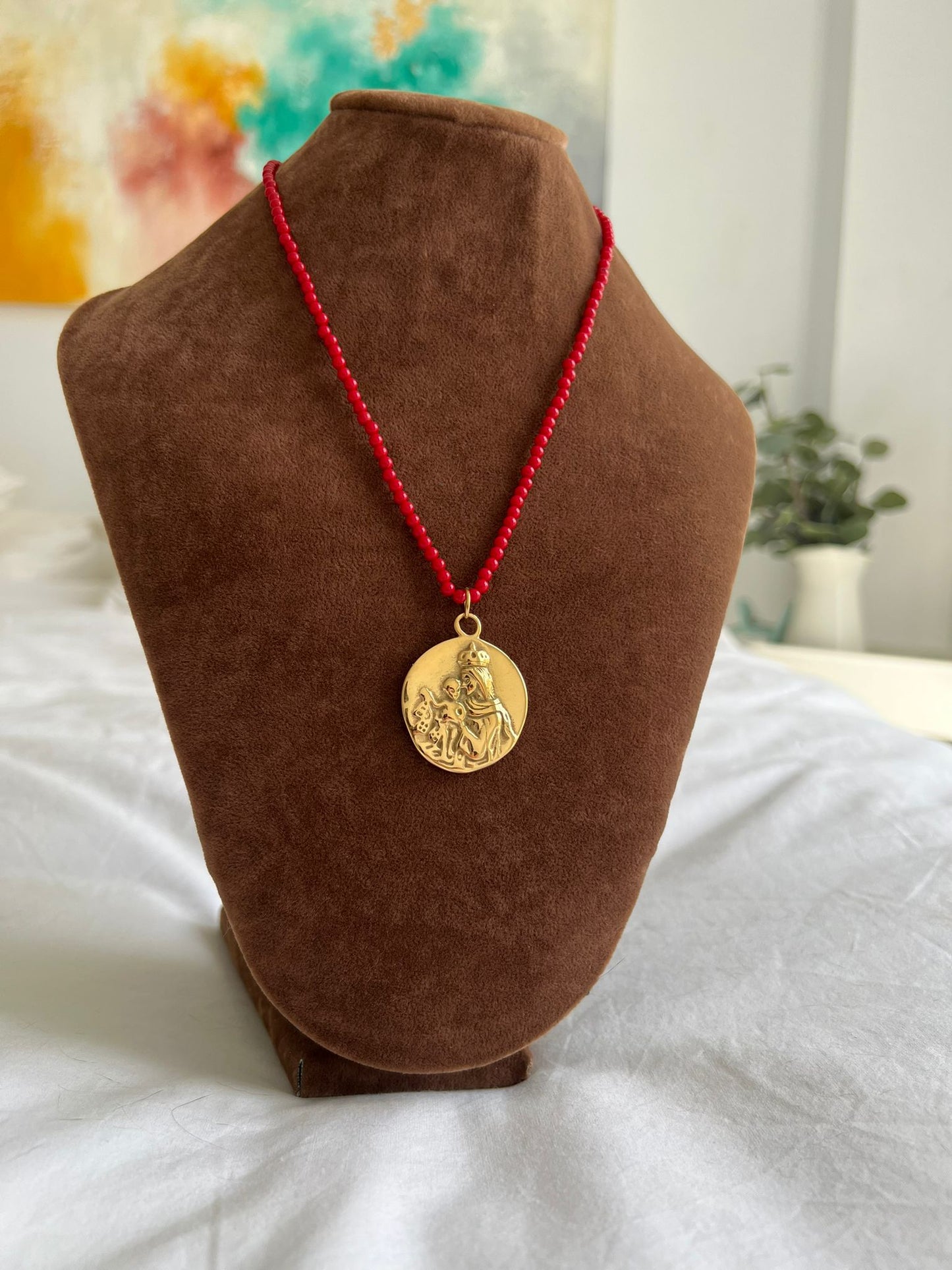 Collar coral con Medalla Escapulario