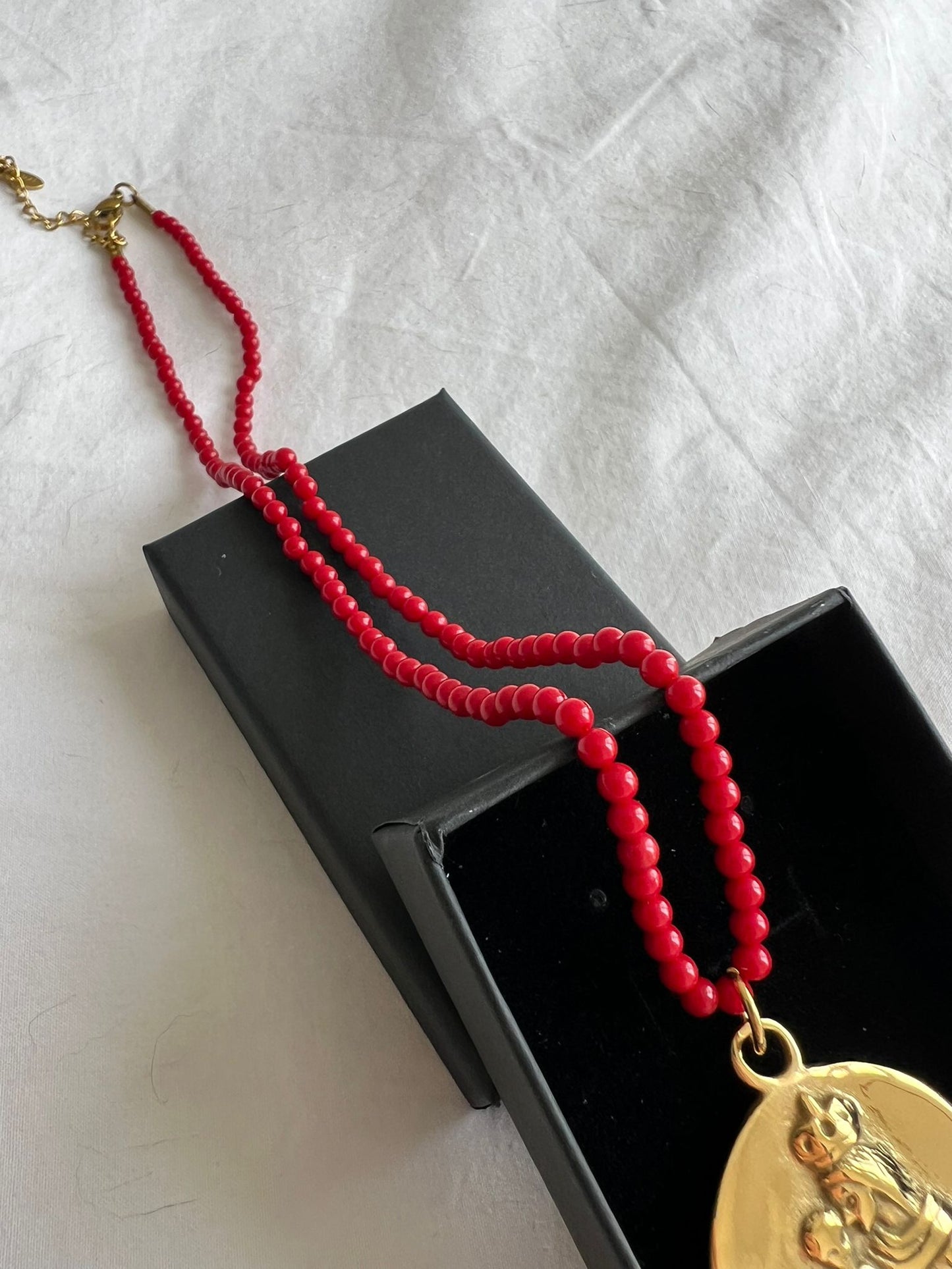 Collar coral con Medalla Escapulario