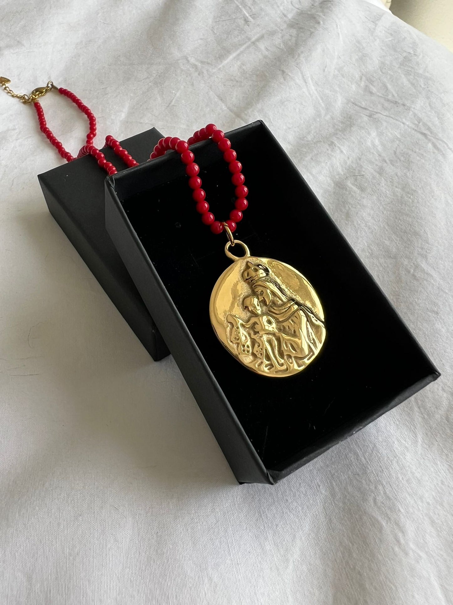 Collar coral con Medalla Escapulario