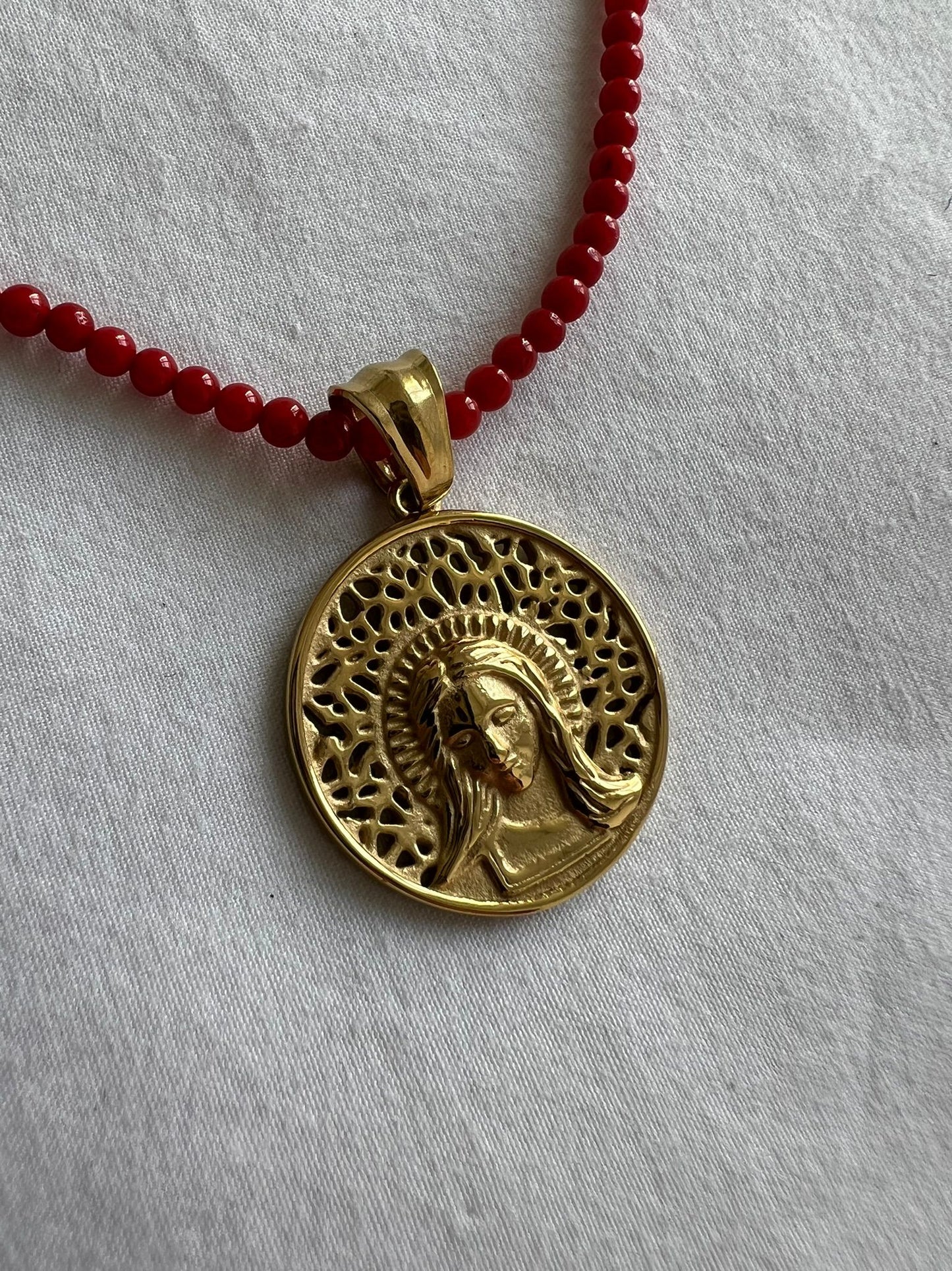 Collar coral Medalla Virgen Calada