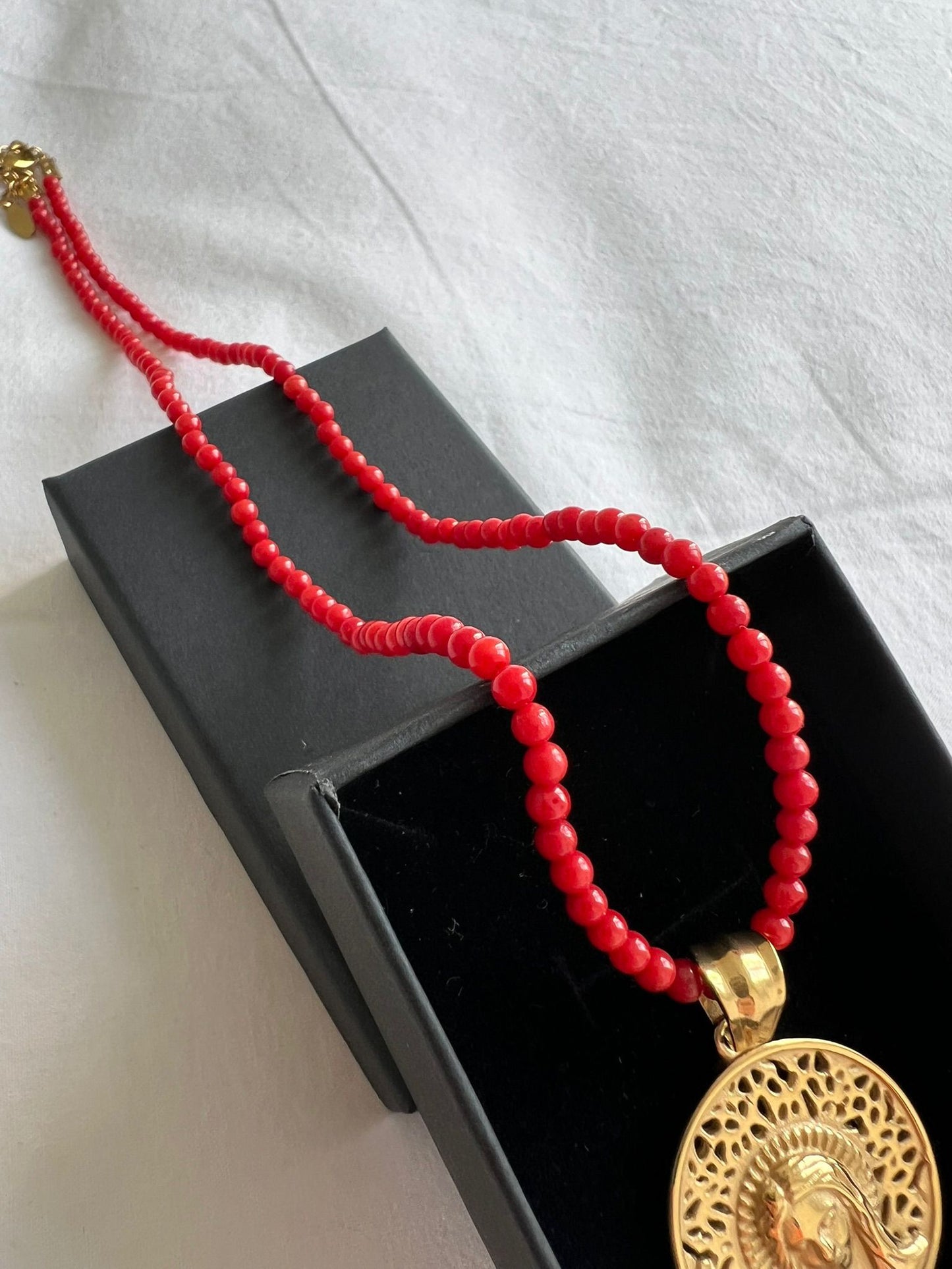 Collar coral Medalla Virgen Calada
