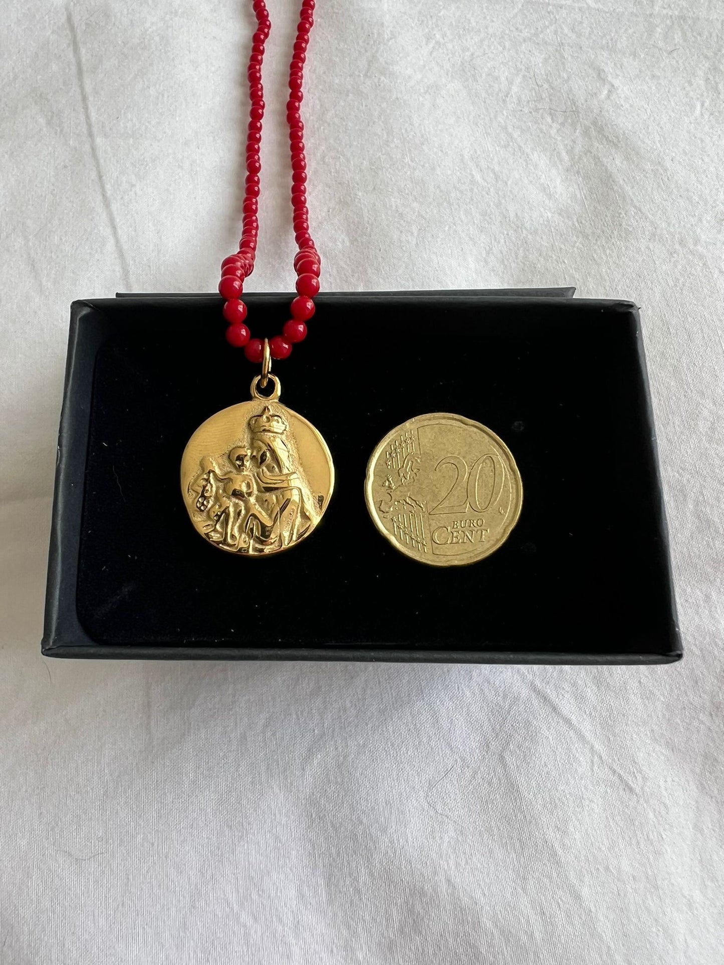 Collar coral con Medalla Escapulario