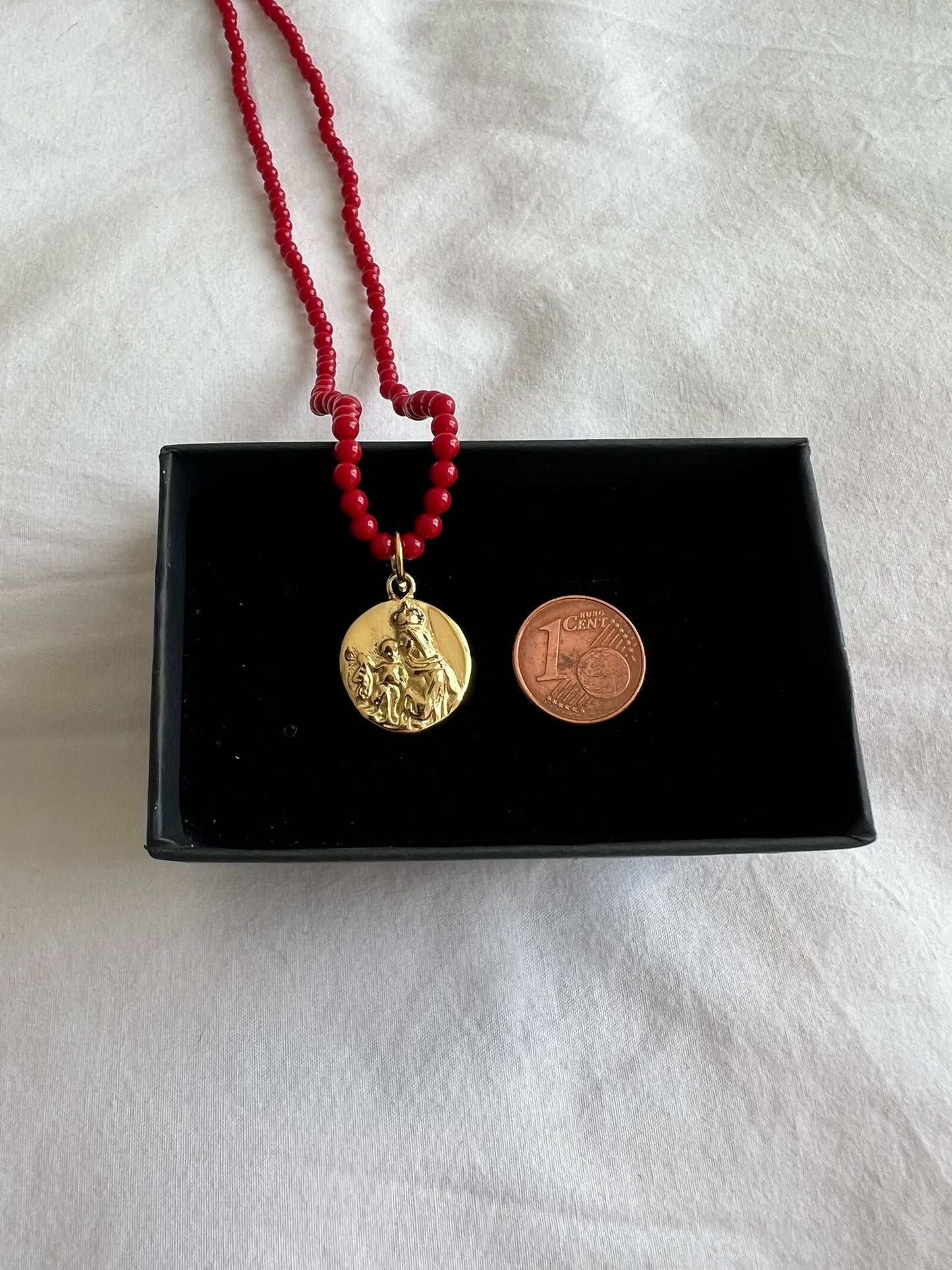 Collar coral con Medalla Escapulario
