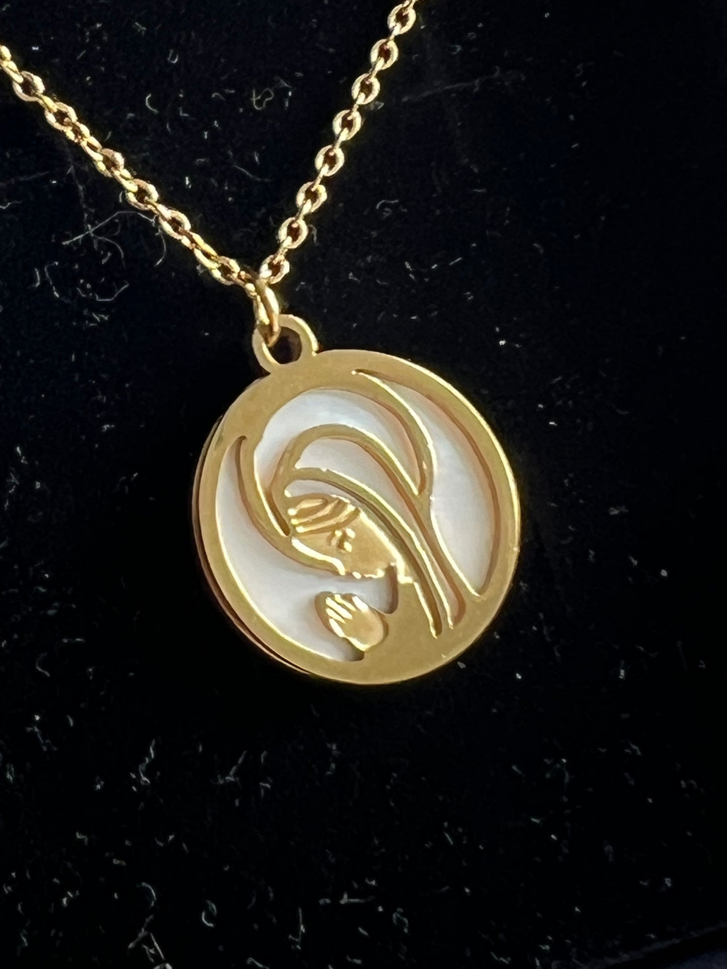 Medalla Virgen Niña acero y nácar