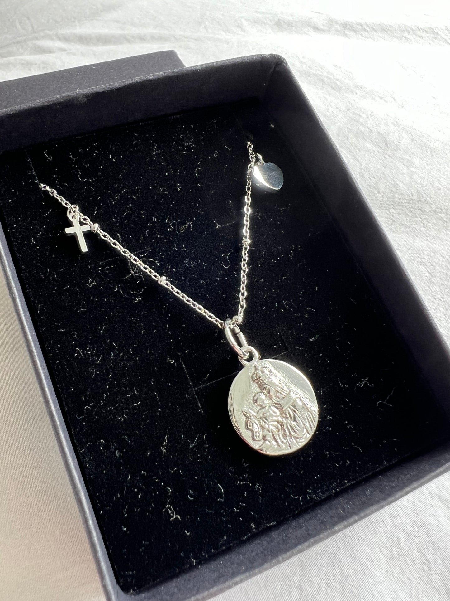 Escapulario Virgen del Carmen con cadena charms