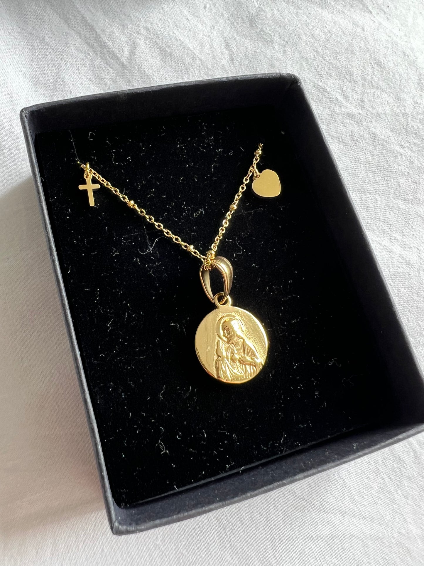 Escapulario Virgen del Carmen con cadena charms