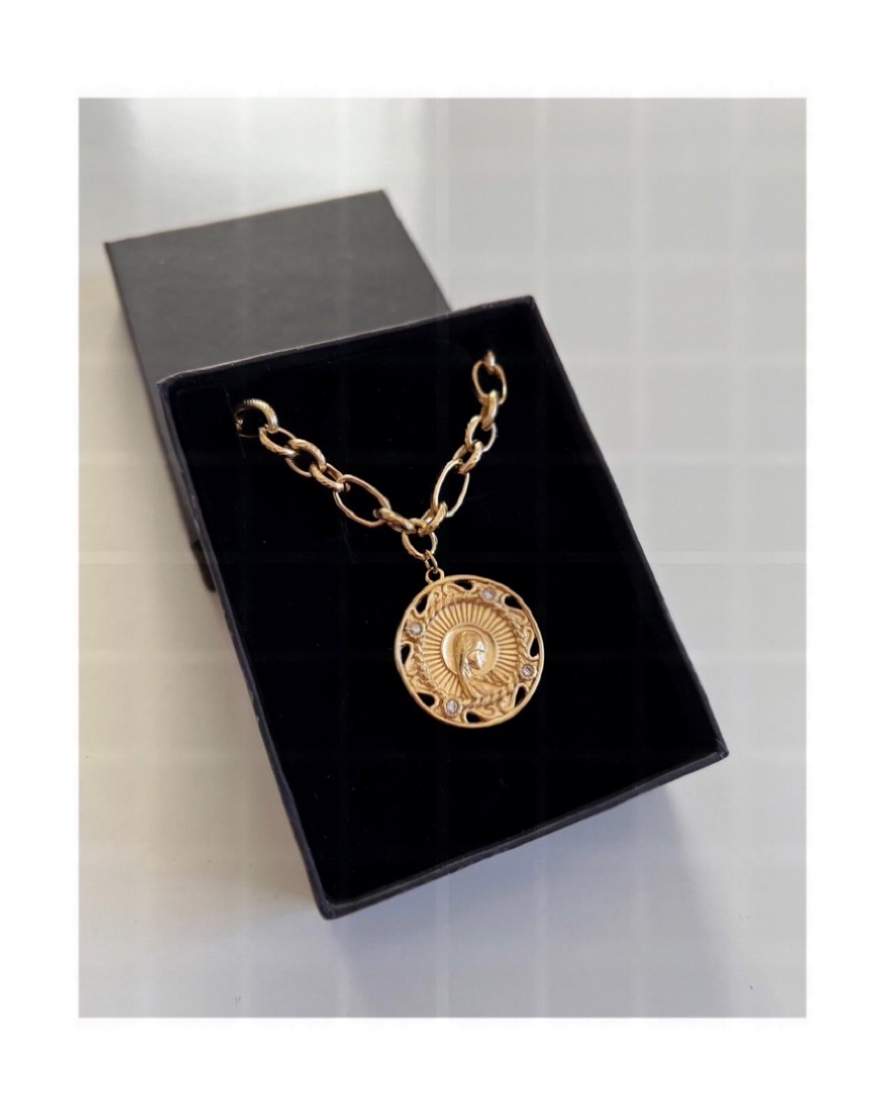 Collar con Medalla Virgen Niña calada con circonitas
