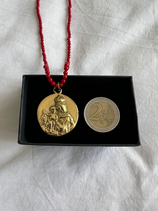 Collar coral con Medalla Escapulario