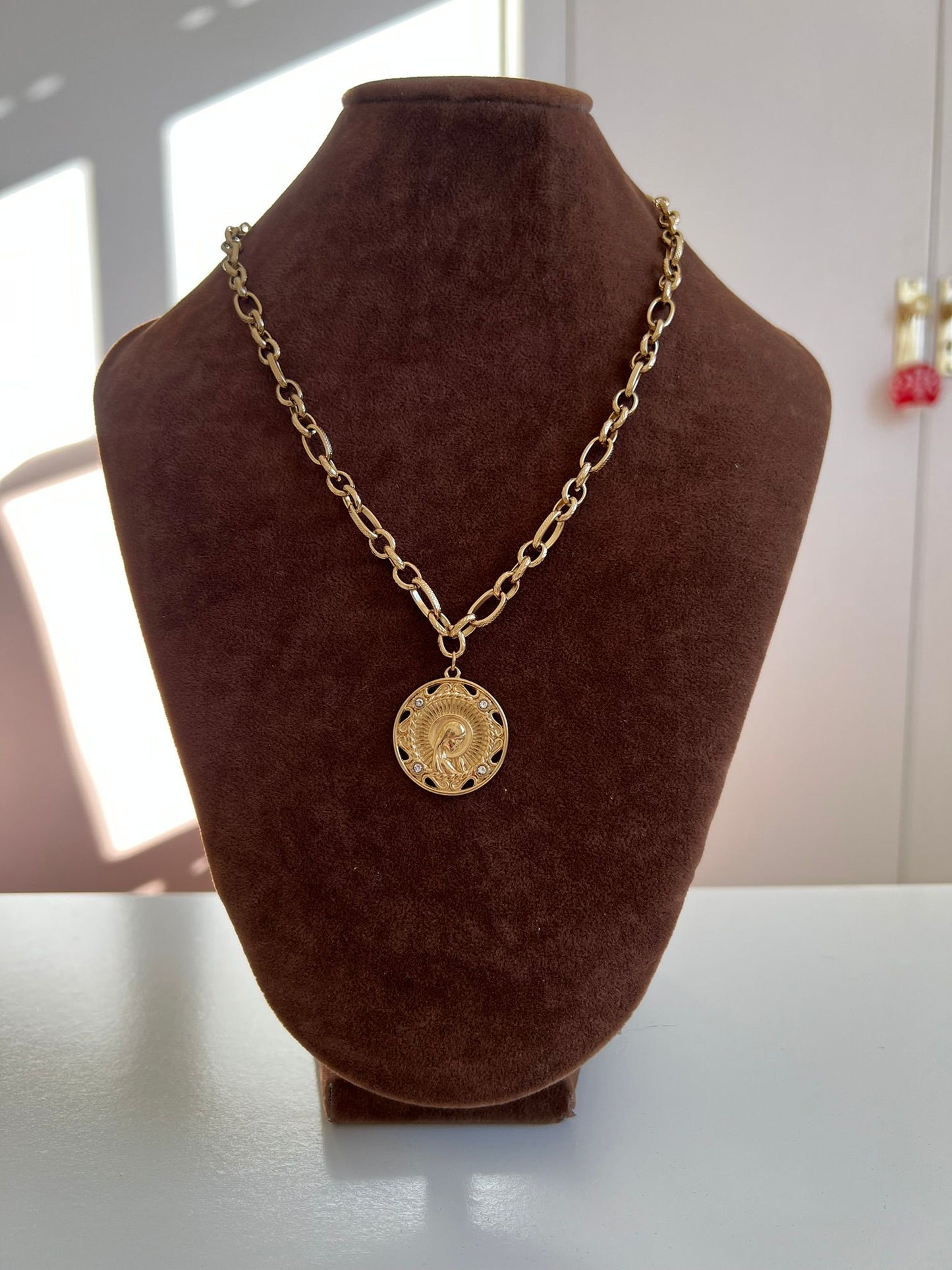 Collar con Medalla Virgen Niña calada con circonitas