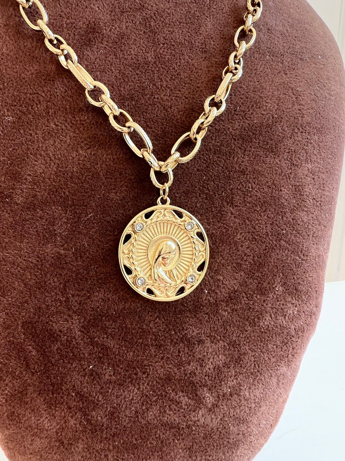 Collar con Medalla Virgen Niña calada con circonitas