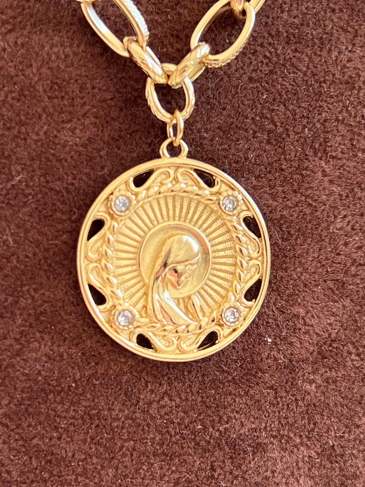 Collar con Medalla Virgen Niña calada con circonitas