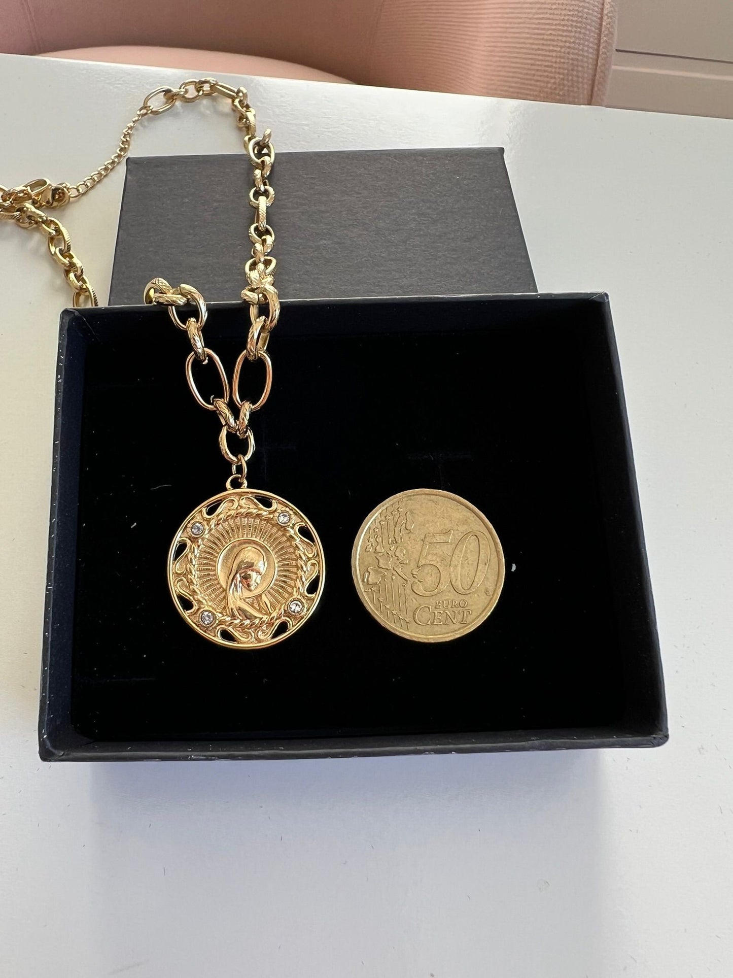 Collar con Medalla Virgen Niña calada con circonitas