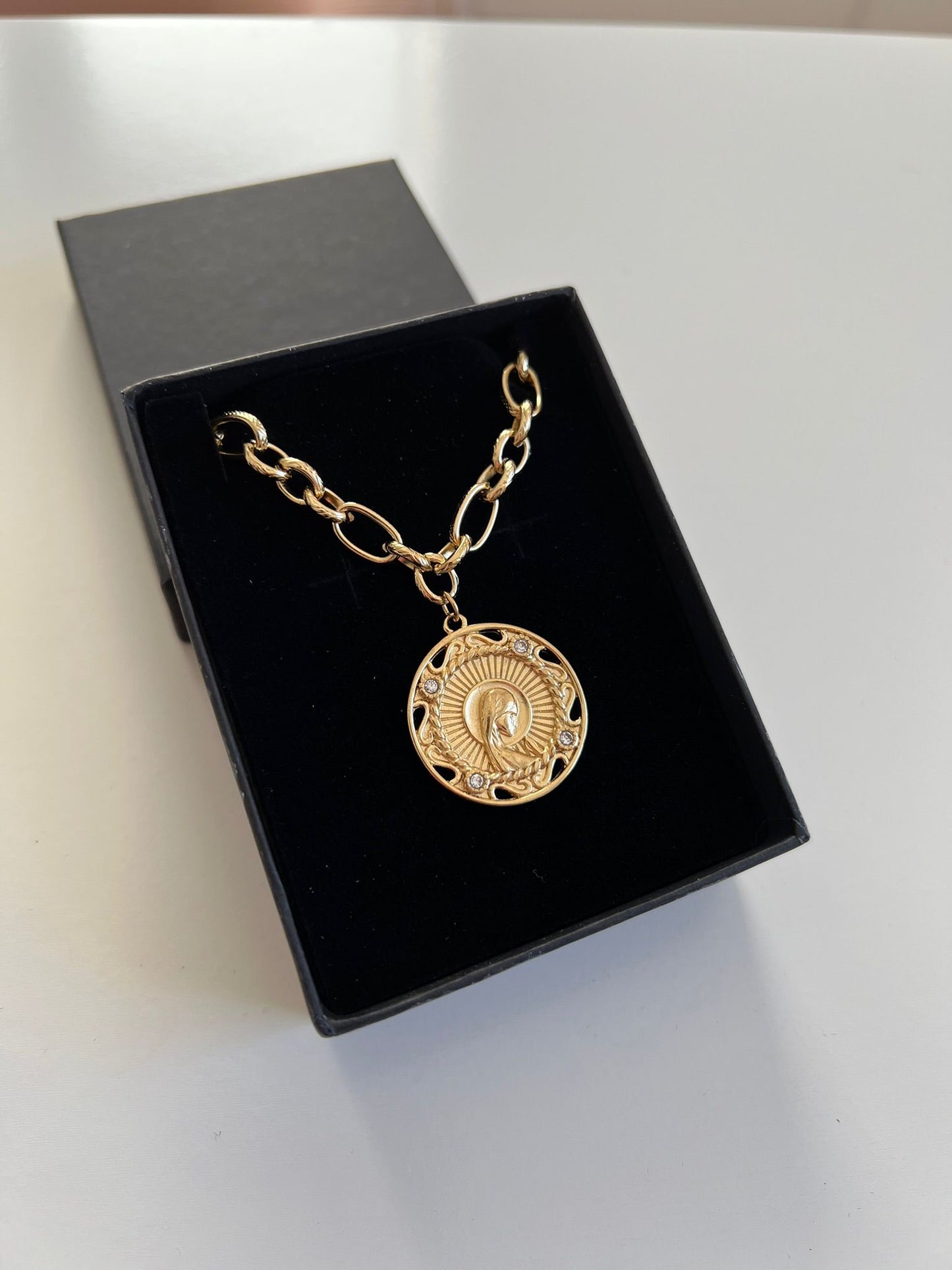 Collar con Medalla Virgen Niña calada con circonitas